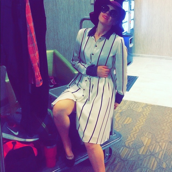 Black and white striped longsleeve beauty - Picture 1 of 4